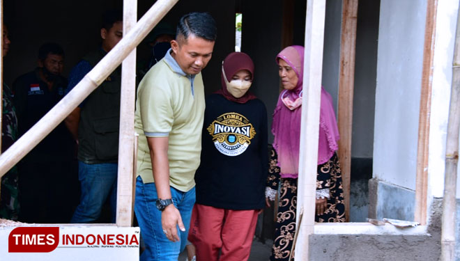 Wali Kota Banjar Ade Uu Sukaesih saat meninjau proses pembangunan bedah rumah warganya di Lingkungan Cikabuyutan Timur. (Foto: Susi/TIMES Indonesia)