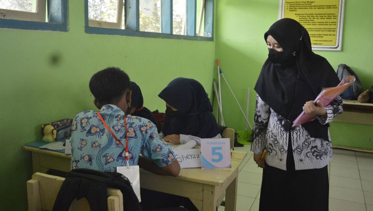 Dr. Wasilatul Murtafiah, M.Pd saat melakukan observasi di kelas. (Foto: Humas UNIPMA for TIMES Indonesia)