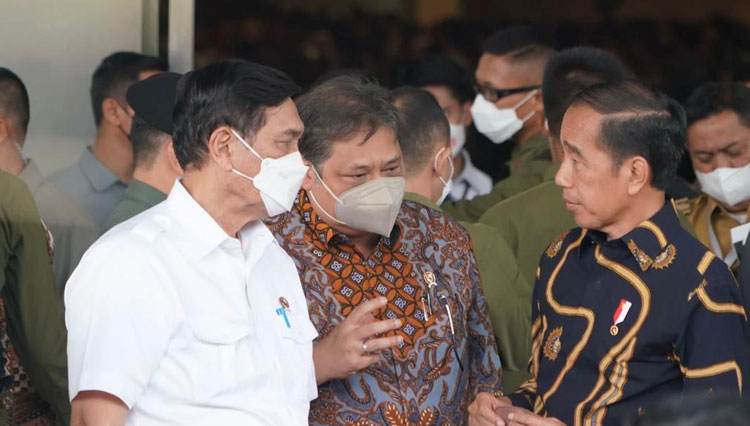 Menko Perekonomian RI Airlangga Hartarto (tengah) berbincang dengan Presiden RI Jokowi dan Menko Kemaritiman dan Investasi Luhut Binsar Pandjaitan di JCC, Jakarta, Kamis (29/9/2022).
