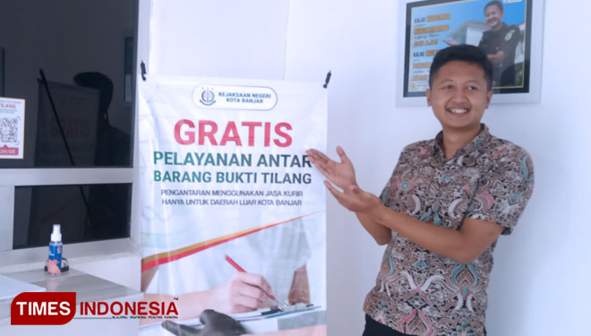 Salah satu staff tilang Kejaksaan Negeri Kota Banjar menunjukan pelayanan pengantaran barang bukti tilang secara gratis. (Foto: Susi/TIMES Indonesia)