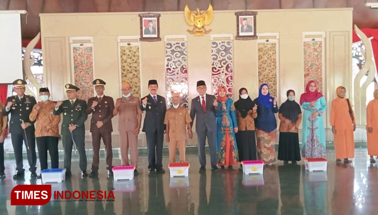 H. Badrut Tamam, Bupati Pamekasan bersama Veteran Pamekasan.(Foto: Akhmad Syafi'i TIMES Indonesia)