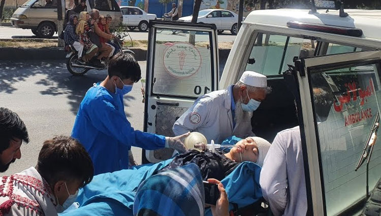 Kerabat dan staf medis memindahkan seorang gadis yang terluka dari ambulans di luar sebuah rumah sakit di Kabul setelah bom bunuh diri di sebuah pusat bimbingan belajar di daerah Dasht-e-Barchi di ibukota Afghanistan. (FOTO: Al Jazeera/AFP).