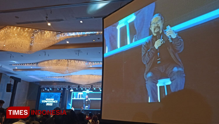 Praktisi branding Subiakto Priosoedarsono menjadi pembicara dalam agenda IdeaCloud Conference 2022 di Ballroom Vasa Hotel Surabaya, Sabtu (1/10/2022).(Foto: Lely Yuana/TIMES Indonesia)