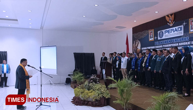 Ketua Umum DPN Peradi, Otto Hasibuan ketika melantik Pengurus DPC Peradi Kepanjen yang baru saja dibentuk. (FOTO: Binar Gumilang/TIMES Indonesia)