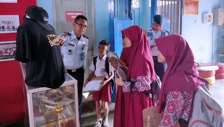 Para pelajar SDN 5 Pataruman saat mengunjungi lokasi kegiatan kerja warga binaan dengan didampingi petugas Lapas. (FOTO: Humas Lapas Banjar)