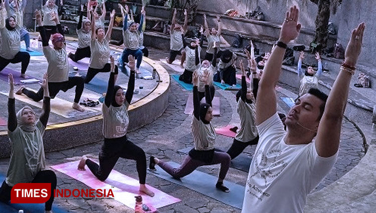 Self Love Yoga With Anjasmara di The Sanctuary Wellness Centre, Nu Art Bandung. (FOTO: Hilman/TIMES Indonesia)