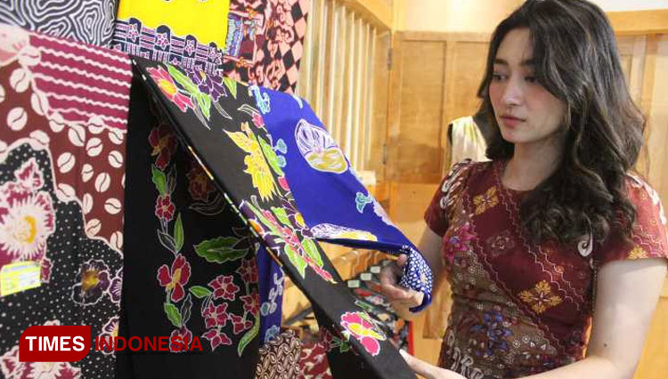 Seorang pengunjung mall melihat koleksi batik dan mencoba mencanting di Batik Corner Dekrasnada Kota Kediri di Kediri Town Square (yobby/Times Indonesia)