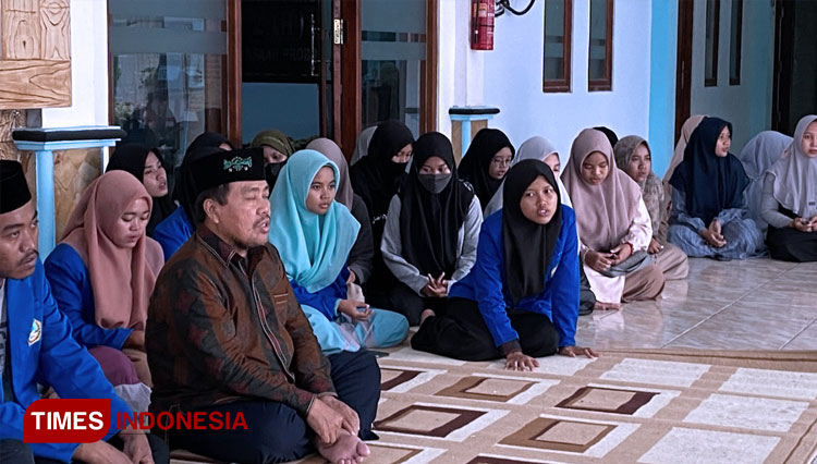 Mahasiswa Unzah Genggong Kirimkan Doa untuk Korban Tragedi Stadion Kanjuruhan Malang