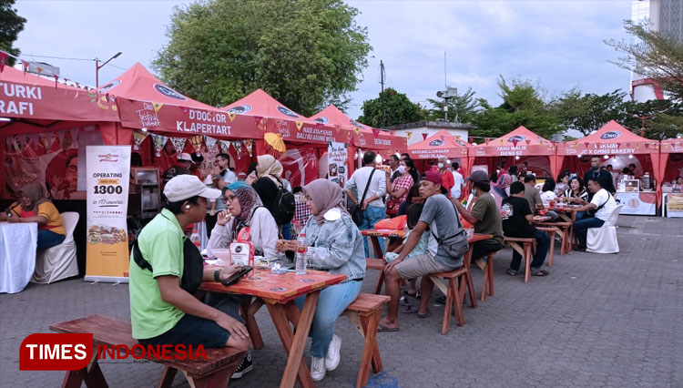 Keramaian pengunjung di stand makanan dan minuman saat acara Cleo Festival Kuliner, Minggu (2/10/2022). (FOTO: Lely Yuana/TIMES Indonesia) 