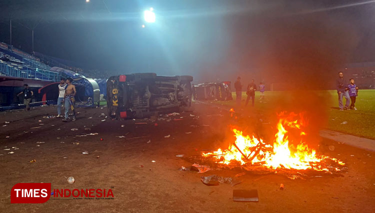 Tragedi Stadion Kanjuruhan, Dua Mobil Polisi Rusak