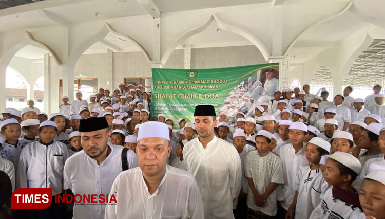 Para-santri-tengah-melakukan-sholat-ghaib-di-masjid-Pesantren-Alhabib-Muhammad-Shodiq-a.jpg