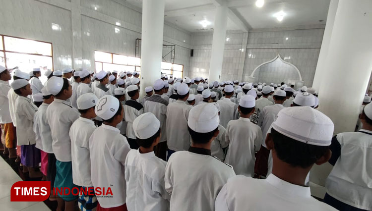 Para santri tengah melakukan sholat ghaib di masjid Pesantren Alhabib Muhammad Shodiq Ahlussunnah Waljamaah, Desa Brani Kulon, Kecamatan Maron. (Foto: Abdul Jalil/TIMES Indonesia)