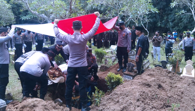 Prosesi pemakaman Briptu Fajar Yoyok, salah satu polisi korban Tragedi Stadion Kanjuruhan Malang, Minggu (2/10/2022). (Foto: Istimewa)