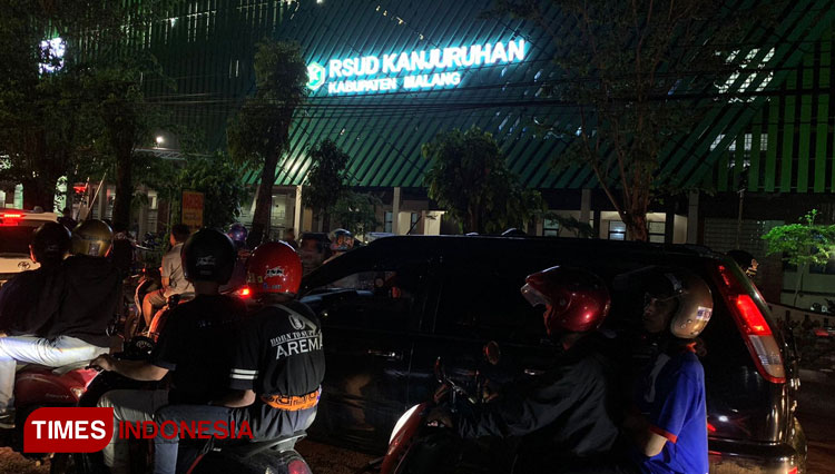 Korban kericuhan Aremania di rujuk ke beberapa rumah sakit di Kepanjen Kabupaten Malang. Minggu (2/10/2022). (Foto: Tria Adha/TIMES Indonesia)