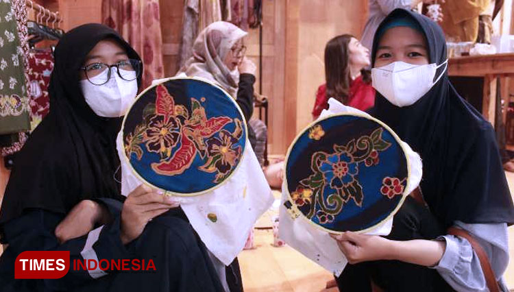 Hari Batik Nasional, Remaja Kota Kediri Antusias Belajar Canting dan Mewarnai Batik