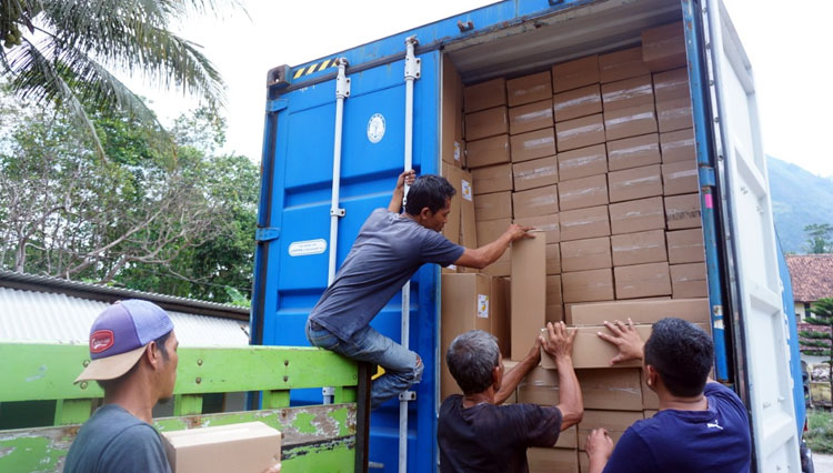 Sejumlah pegawai memasukan sale pisang asal Garut dalam boks cokelat ke truk kontainer. Sale pisang ini telah diberangkatkan ke Malaysia dalam ekspor perdana, Sabtu (1/10/2022). (Foto: Dok Diskominfo Garut) 