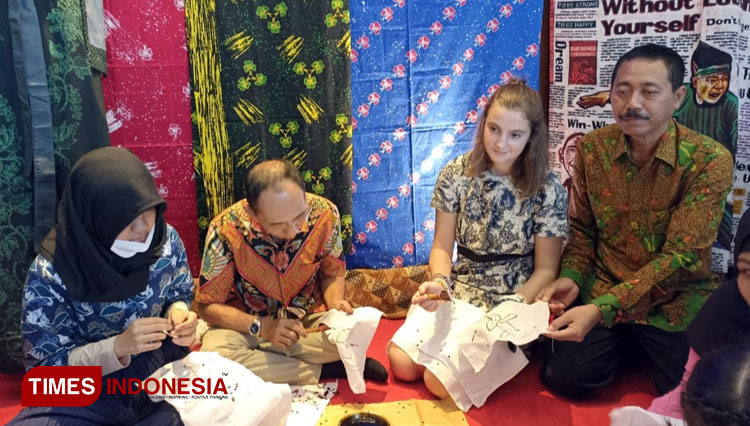 Siswa Smamda bersama Surya Gallery menunjukkan kepiawaian mencanting batik di Luminor Hotel Jemursari Surabaya, Minggu (2/10/2022). (Foto: Lely Yuana/TIMES Indonesia) 