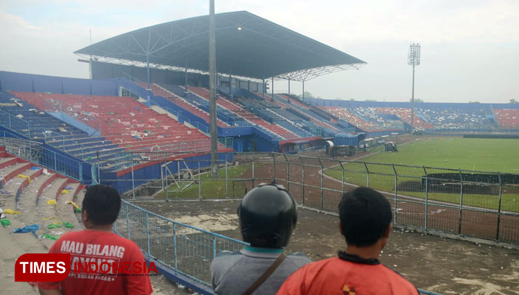 Suasana Stadion Kanjuruhan Malang Minggu (2/10/2022) pagi usai Tragedi kelam yang mematikan ratusan suporter Arema. (Foto: Adhitya Hendra/TIMES Indonesia)