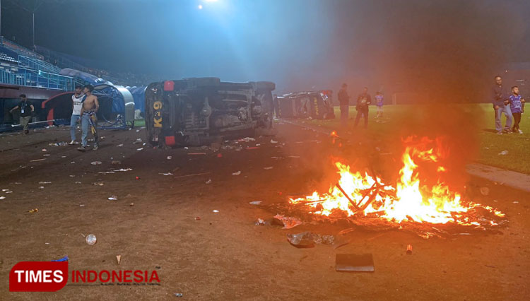 Kendaraan aparat yang rusak akibat tragedi Kanjuruhan Malang. (Foto: Tria Adha/TIMES Indonesia).