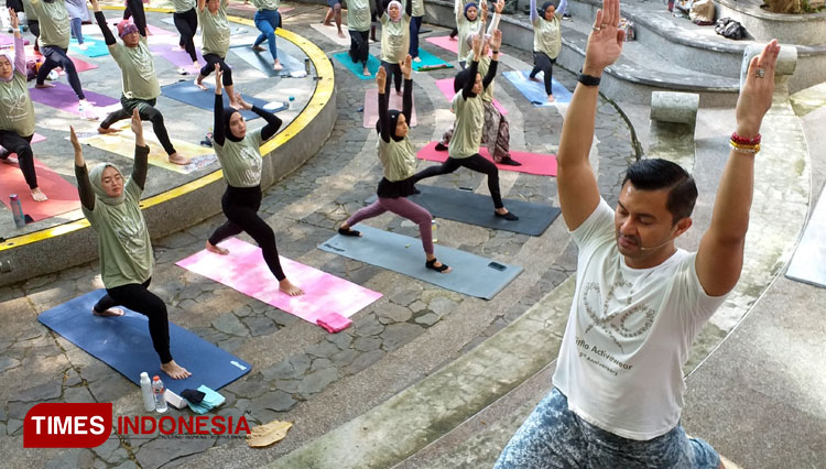 Instruktur yoga, Anjasmara sedang memandu senam yoga 'Self Love Yoga' di The Sanctuary Wellness Centre, Bandung. (Foto: Megha Nugraha/TIMES Indonesia)
