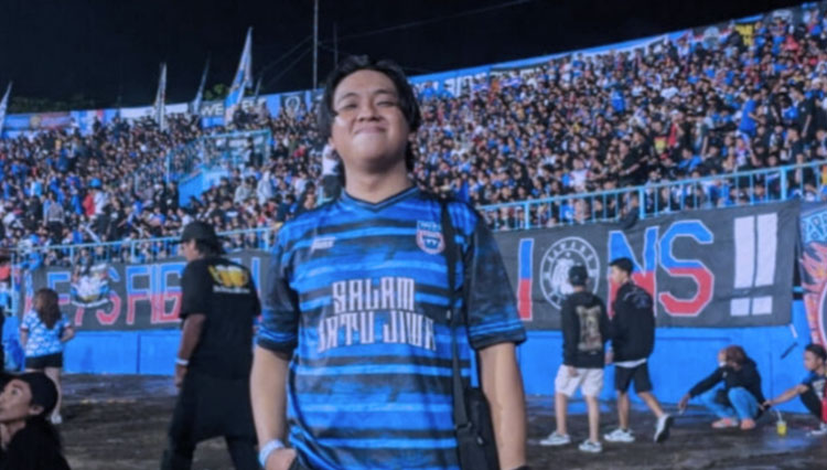 Dimas Akbar Kurniawan Aremania asal Ponorogo sebelum pertandingan Arema FC vs Persebaya dimulai. (Foto: Dimas/TIMES Indonesia)