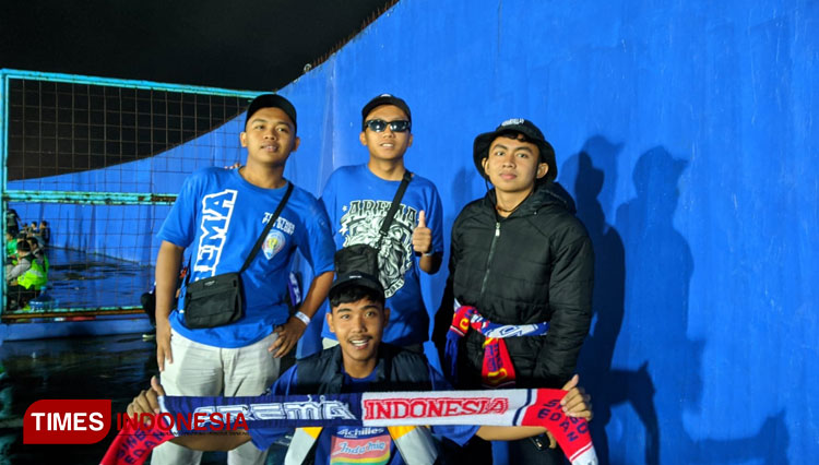 Dhani (berkacamata) foto bersama tiga kawannya sebelum kick off Arema FC versus Persebaya Surabaya, Sabtu (1/10/2022) malam. (FOTO: Dhani for TIMES Indonesia)