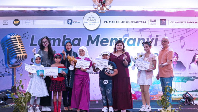 General Manager Java Lotus Hotel, Jeffrey Wibisono V (kanan) usai membagikan hadiah kepada para pemenang lomba. (Foto: Java Lotus for TIMES Indonesia)