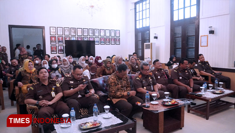 Keluarga besar Kejari Kabupaten Majalengka menggelar doa bersama untuk korban tragedi Kanjuruhan. (FOTO: Jaja Sumarja/TIMES Indonesia)