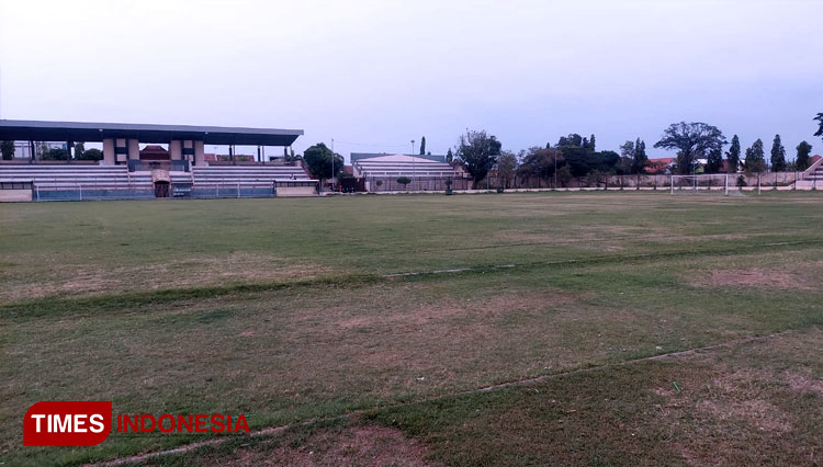 Revitalisasi-rumput-Stadion-Bayuangga-Kota-Probolinggo-2.jpg