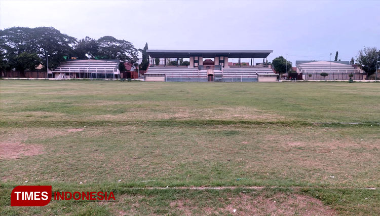 Revitalisasi rumput Stadion Bayuangga Kota Probolinggo dianggarkan sebesar Rp 200 juta. (FOTO: Agus Purwoko/TIMES Indonesia)