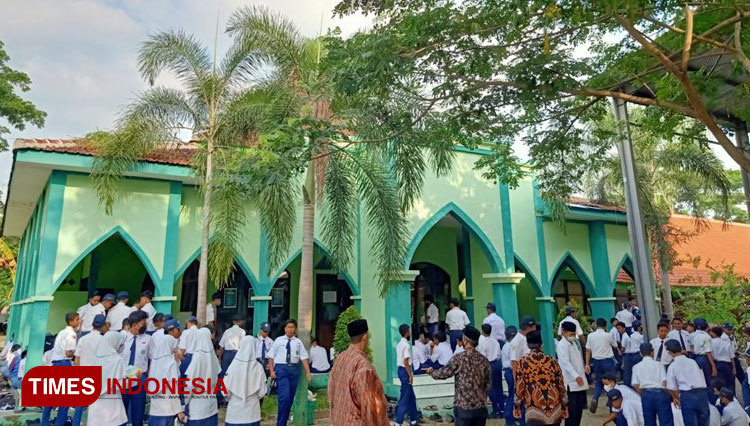 Siswa-di-Probolinggo-Doa-Bersama-untuk-Korban-Tragedi-Stadion-Kanjuruhan-a.jpg