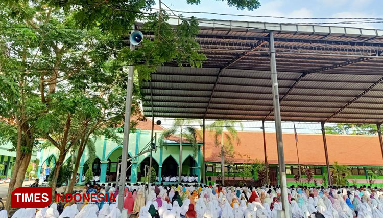 Ratusan siswa madrasah di bawah naungan Kemenag Kabupaten Probolinggo melakukan doa bersama. (Foto: Abdul Jalil/TIMES Indonesia)