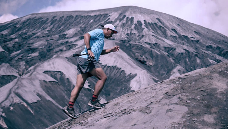 Trail runners menjajal ketangguhan Amazfit T-Rex di jalur ekstrim pegunungan terjal. (FOTO: Dok. Amazfit)