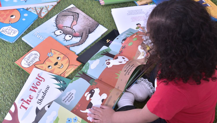 Ilustrasi anak membaca buku terbitan BIG. (FOTO: Dok. Penerbit BIG)