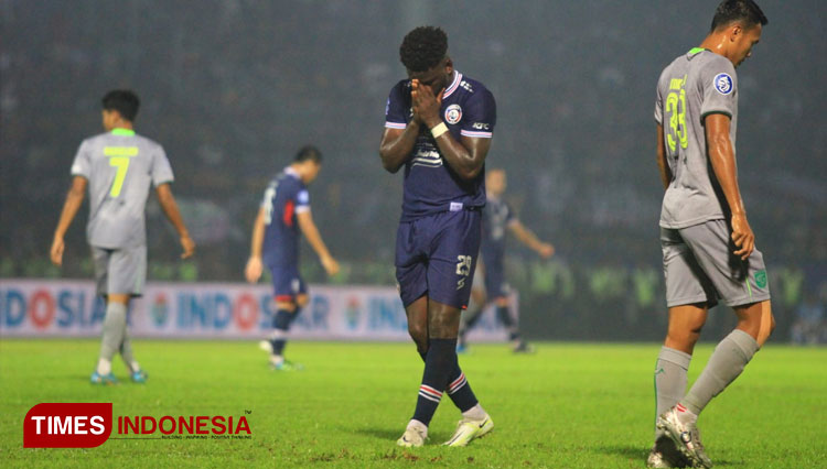 Ekspresi pemain Arema Fc, Abel Camara saat gagal mencetak gol saat lawan Persebaya dalam laga BRI Liga 1 2022. Sabtu (1/10/2022). (Foto: Tria Adha/TIMES Indonesia)