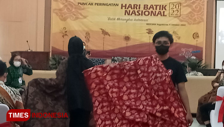 Peragakan batik nusantara pada puncak HBN. (Foto: Totok Hidayat/TIMES Indonesia)