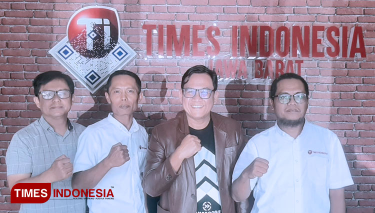 Koordinator Divisi P2M Bawaslu Jawa Barat, Zaki Hilmi, bersilaturahmi dengan manajemen TIMES Indonesia Jawa Barat, Selasa (4/10/2022) Graha Garia, Kota Bandung. (Foto: Jarot/TIMES Indonesia)
