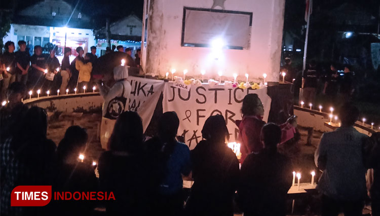 Suasana doa bersama yang diinisiasi oleh Bobotoh Aswaja Kota Banjar di Tugu Pahlawan untuk korban tragedi Kanjuruhan Malang. (Foto: Susi/TIMES Indonesia)