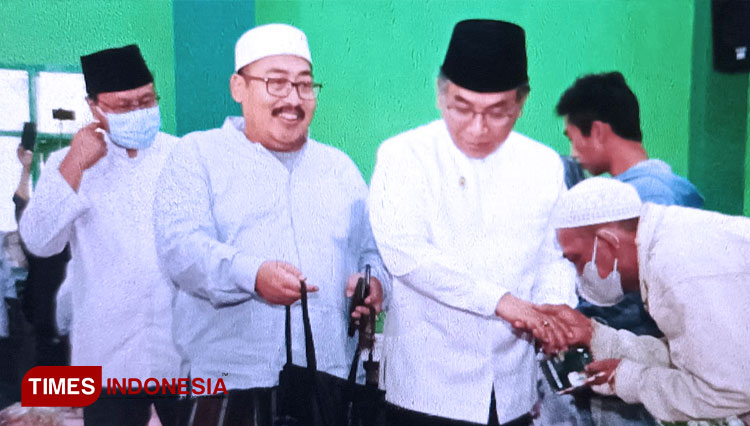 Ketum PBNU Gus Yahya ketika memberikan bantuan kepada korban Tragedi Stadion Kanjuruhan. (Foto: Binar Gumilang/TIMES Indonesia)
