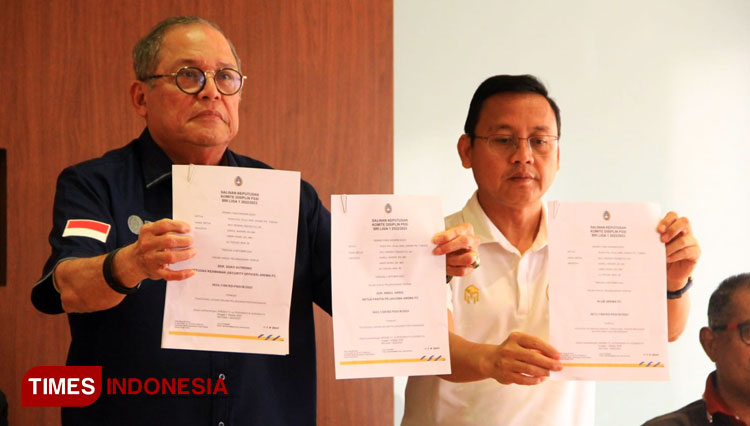 Ketua Komdis PSSI, Erwin Tobing (kiri) saat menunjukkan surat keputusan perihal Tragedi Stadion Kanjuruhan di Hotel Atria Malang. Selasa (4/10/2022). (Foto: Tria Adha/TIMES Indonesia)