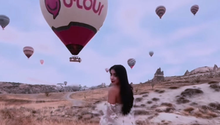 Lara Silvy saat pengambilan gambar berlatar belakang balon udara di Cappadocia, Turki (foto dok Lara Silvy)