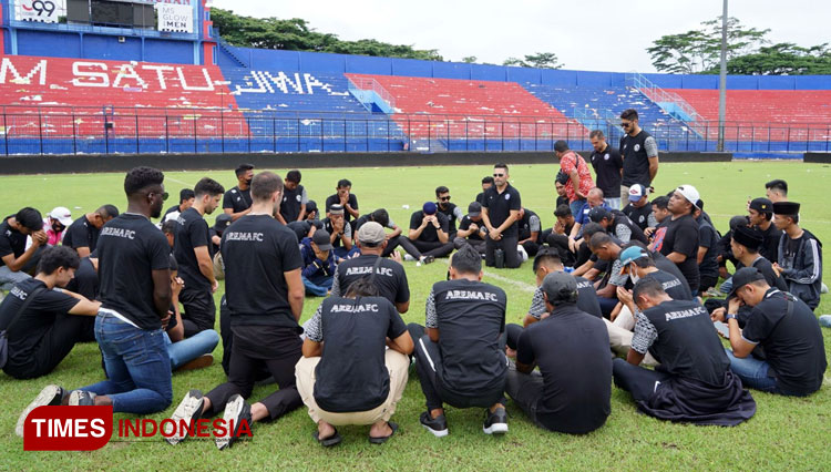 Pemain Arema FC ketika berdoa bersama di tengah lapangan Stadion Kanjuruhan untuk mendoakan korban meninggal dalam tragedi kerusuhan di Stadion Kanjuruhan, Senin (3/10/2022). (Foto: Tria Adha/TIMES Indonesia)