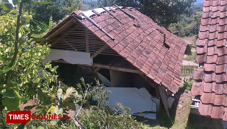 Rumah-Tertimpa-Longsor-3.jpg
