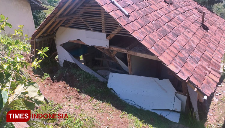 Rumah warga di Majalengka tertimpa longsor. (FOTO: Herik Diana/TIMES Indonesia)