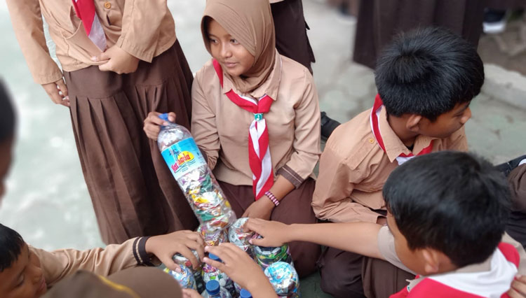 Proyek Ramah Lingkungan, SDN 3 Pancor Bikin Sofa Ecobrick - TIMES Indonesia