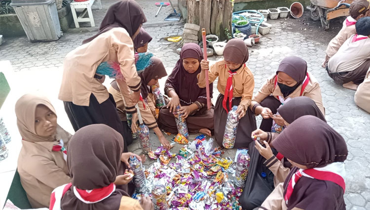 Proyek Ramah Lingkungan, SDN 3 Pancor Bikin Sofa Ecobrick - TIMES Indonesia