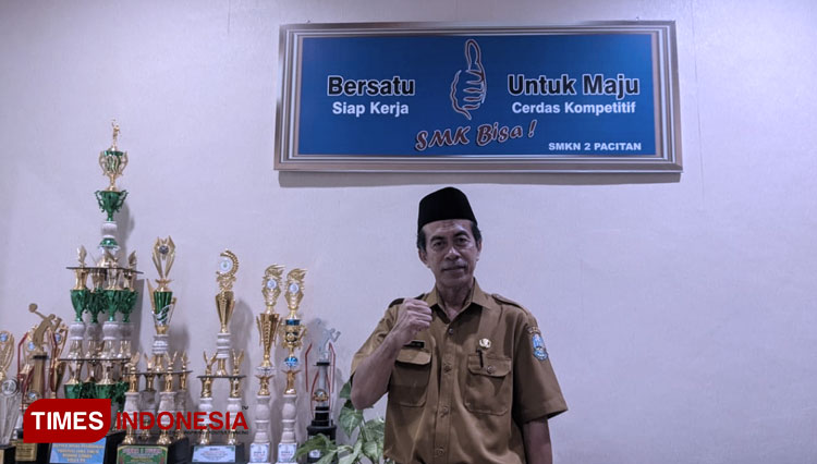 Kepala SMKN 2 Pacitan Bambang Hadisucipto. (FOTO: Yusuf Arifai/TIMES Indonesia)