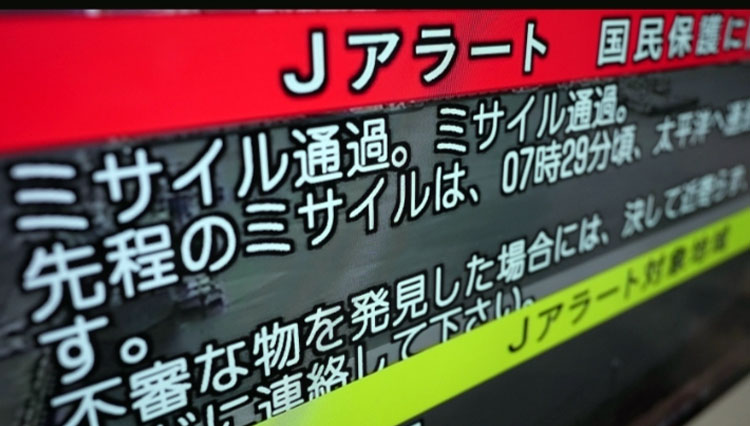 Sebuah TV menayangkan J-Alert atau Sistem Peringatan Dini Nasional pada Selasa pagi. (Foto: foxnews)