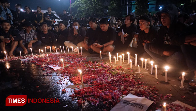 Aliansi Suporter yang tergabung dalam Ultras Garuda Indonesia saat aksi doa bersama Tragedi Kanjuruhan Malang di Kota Mojokerto, Senin (3/10/2022) (FOTO: Thaoqid Nur/TIMES Indonesia)