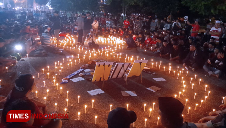 Berduka untuk Tragedi Stadion Kanjuruhan, Suporter Madura United Gelar Tabur Bunga dan Menyalakan Lilin 